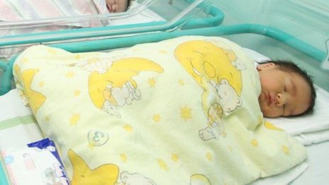 Бебе с опасност за живота, майката го изпуснала