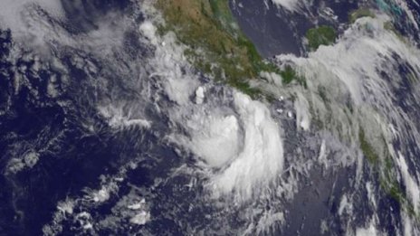 Тропическата буря Карлос наближи Мексико