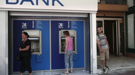 Рекорд: Гърци изтеглиха от банките 600 милиона евро