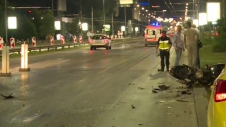 Кола удари моторист в насрещното по Цариградско