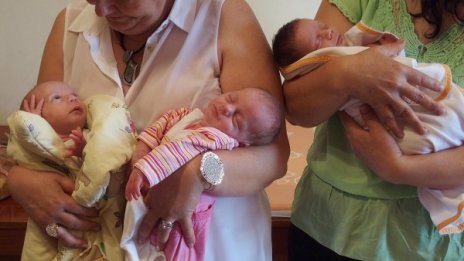Изписаха пловдивските тризначки, вече са у дома