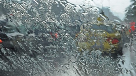 През уикенда остава хладно и дъждовно