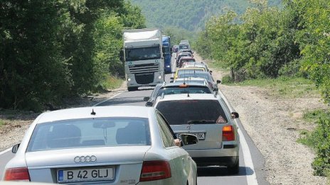 Километрични опашки около ГКПП Кулата
