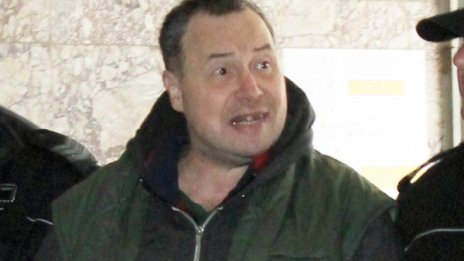 Сигнал за бомба отложи делото на стрелеца от Лясковец