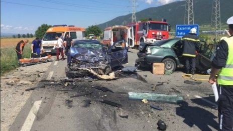 Две жертви в пътен ад в Старозагорско