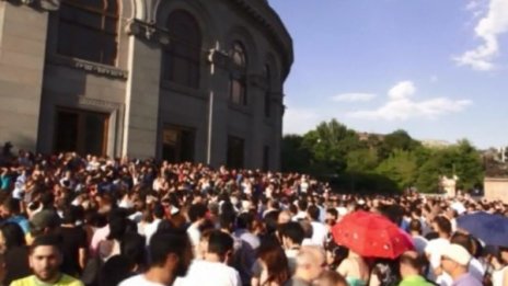 Арменците на протест срещу скока на тока с 22%