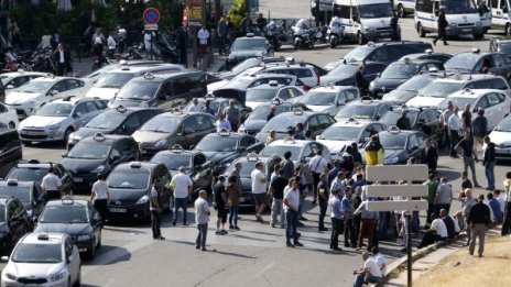 Такситата в Париж на бунт срещу Uber