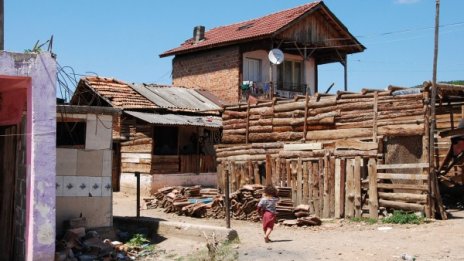Събориха първите незаконни постройки в Гърмен 