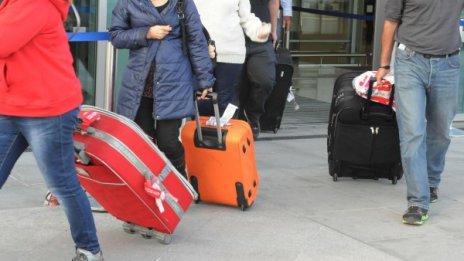 Българите стегнаха куфарите през май