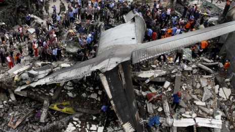 Индонезийският самолет паднал заради проблем с двигателя