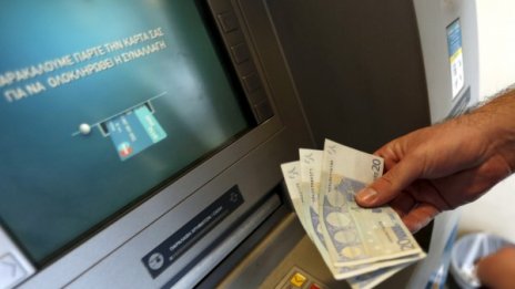 Пред банкоматите в Гърция всички са равни