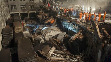 Най-малко 9 души загинаха при рухване на фабрика в Китай