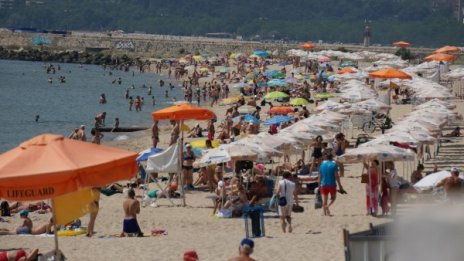 Чужденци вилнеят по курортите ни: Грабят и скачат на нож