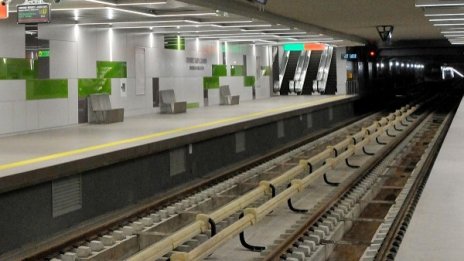 Авария в метрото – влаковете на 10-12 минути