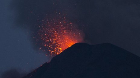 Пет индонезийски летища са затворени заради вулкана Раунг