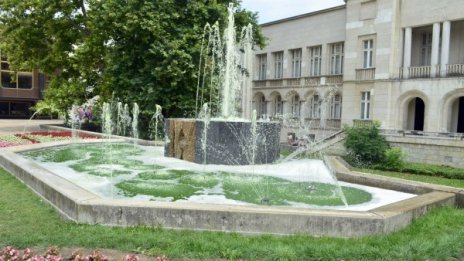 Перилен препарат във фонтан, той преля