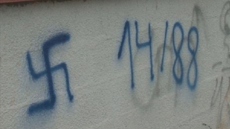 Свастики по строяща се джамия в Горна Оряховица