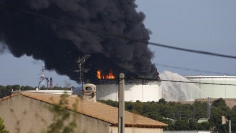 Две експлозии и пожар станаха в нефтохимически завод във Франция