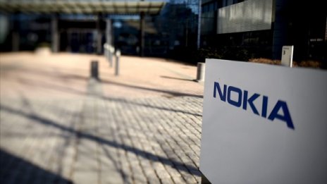 Nokia прави стъпка назад, връща се към телефоните