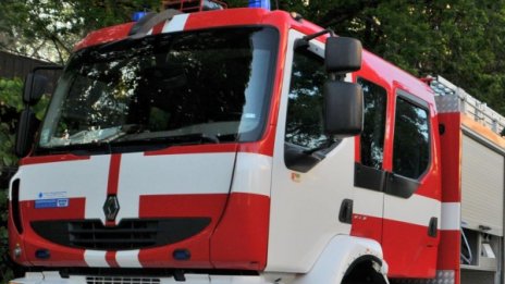 Евакуираха 15 души от горящ блок в Русе