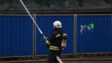 Мъж подпали сам апартамента си, изгасил го и изчезнал