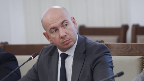 "Възраждане" искат присъди за журналистите от РСМ, показали среден пръст на Радев 
