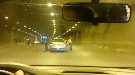 Полицай е блъснат в тунела на "Люлин"