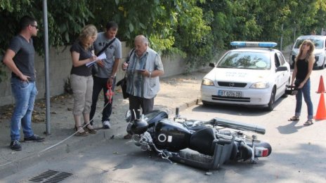 Студент се блъсна с мотора си в автомобил