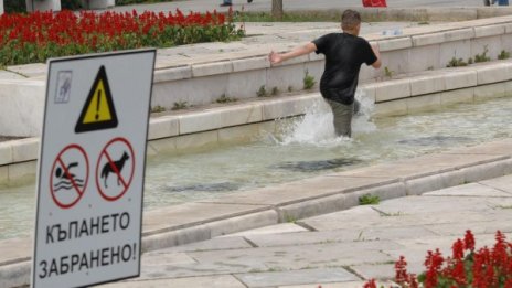 Заграждат водоеми срещу неразумни плувци
