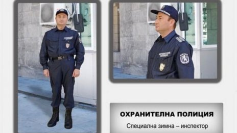 Полицаите слагат лента с номер, охраняват ли протест