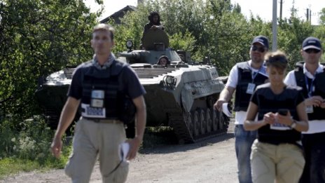 Наблюдатели на ОССЕ попаднали под обстрел в Украйна