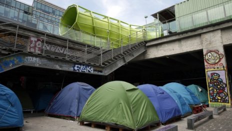 В Париж евакуират лагер с 200 мигранти в града