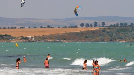 Слънчево ще е утре, градусите ще са "само" 30 - 35