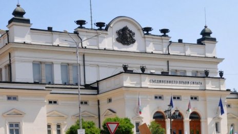 За седмица преди ваканцията: НС пусна поръчки за над 235 000 лв.