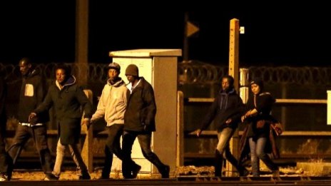 Мигранти се барикадираха в приемен център близо до Париж