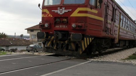 Микробус се натресе във влак на прелез