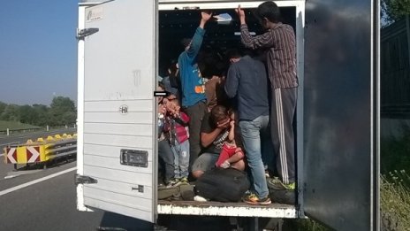 Откриха 86 бежанци, превозвани с камион в Австрия