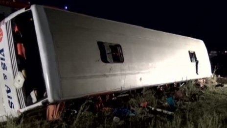 Двама загинаха при катастрофа с наш автобус в Румъния