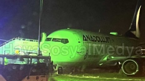 Самолет се “подхлъзна” и излезе от пътеката за рулиране в Истанбул ВИДЕО