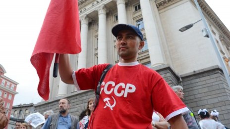 Протестър съветва Миков: Засрамете се от комунизма!