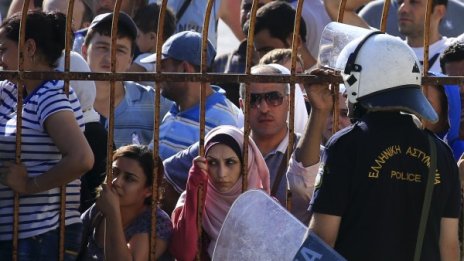 Да избягаш от ракетите, за да те затворят на стадион