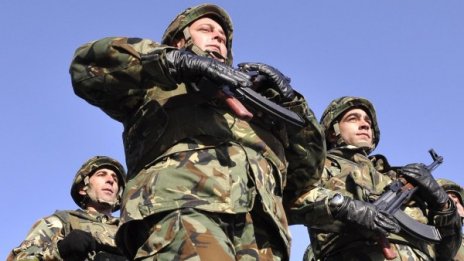 Американски и български войници се трудят рамо до рамо