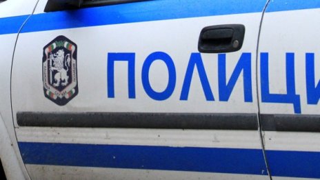 Неизвестни с джип набиха семейство в Монтанско