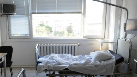 Младежи вандалстват в болница в Кърджали