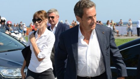 Саркози по-висок от жена си на снимка от плажа