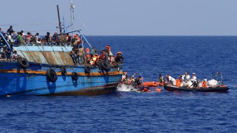 Най-малко 40 души са открити мъртви на корабче край Либия