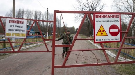 Продължават да гасят огъня около Чернобилската АЕЦ 