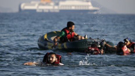 Гърция спаси 576 мигранти в Егейско море само за ден