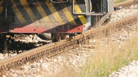 Кола се заби в локомотив на жп прелез