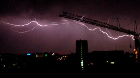 Ясно е: Няма да сгъваме чадърите, ще вали и утре